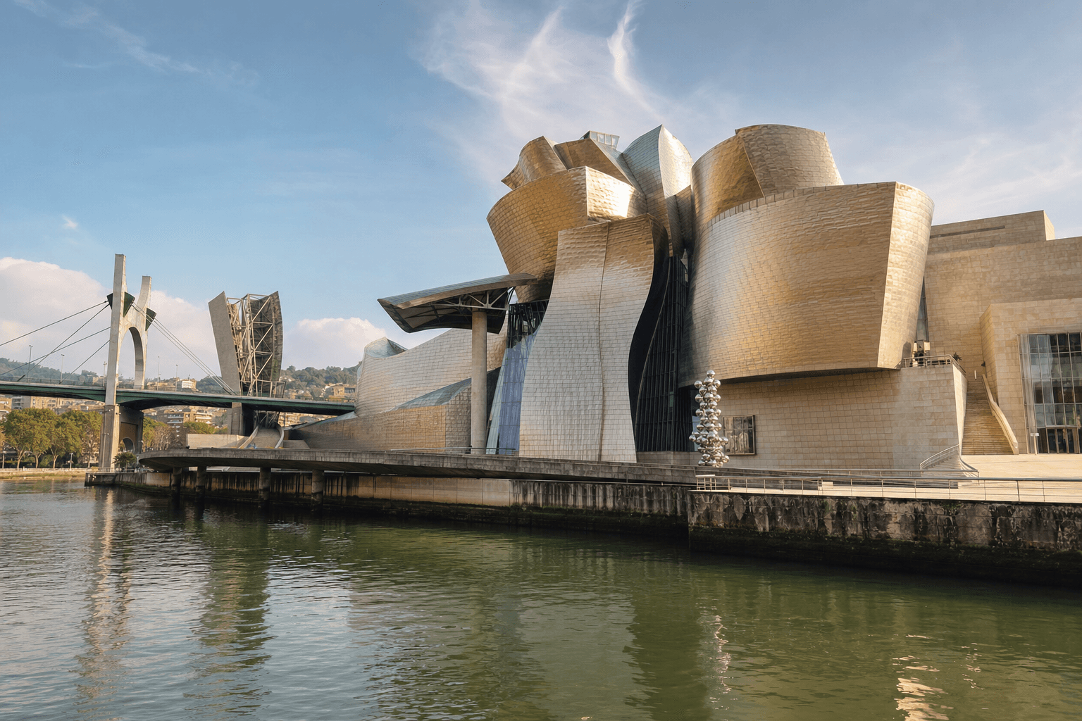 Museo Guggenheim de Bilbao y la ría del Nervión al atardecer