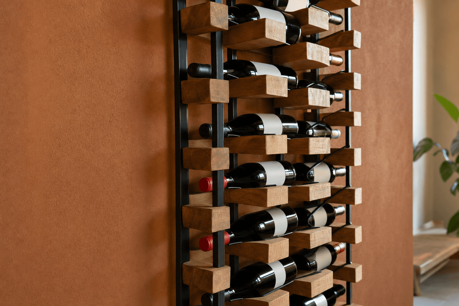 Botellero de madera lleno de botellas de vino tumbadas contra una pared de ladrillo