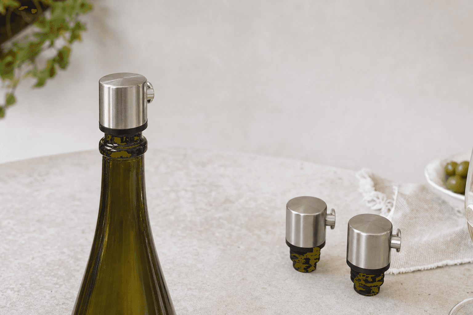 Tapón hermético de acero cerrado sobre una botella de cava abierta