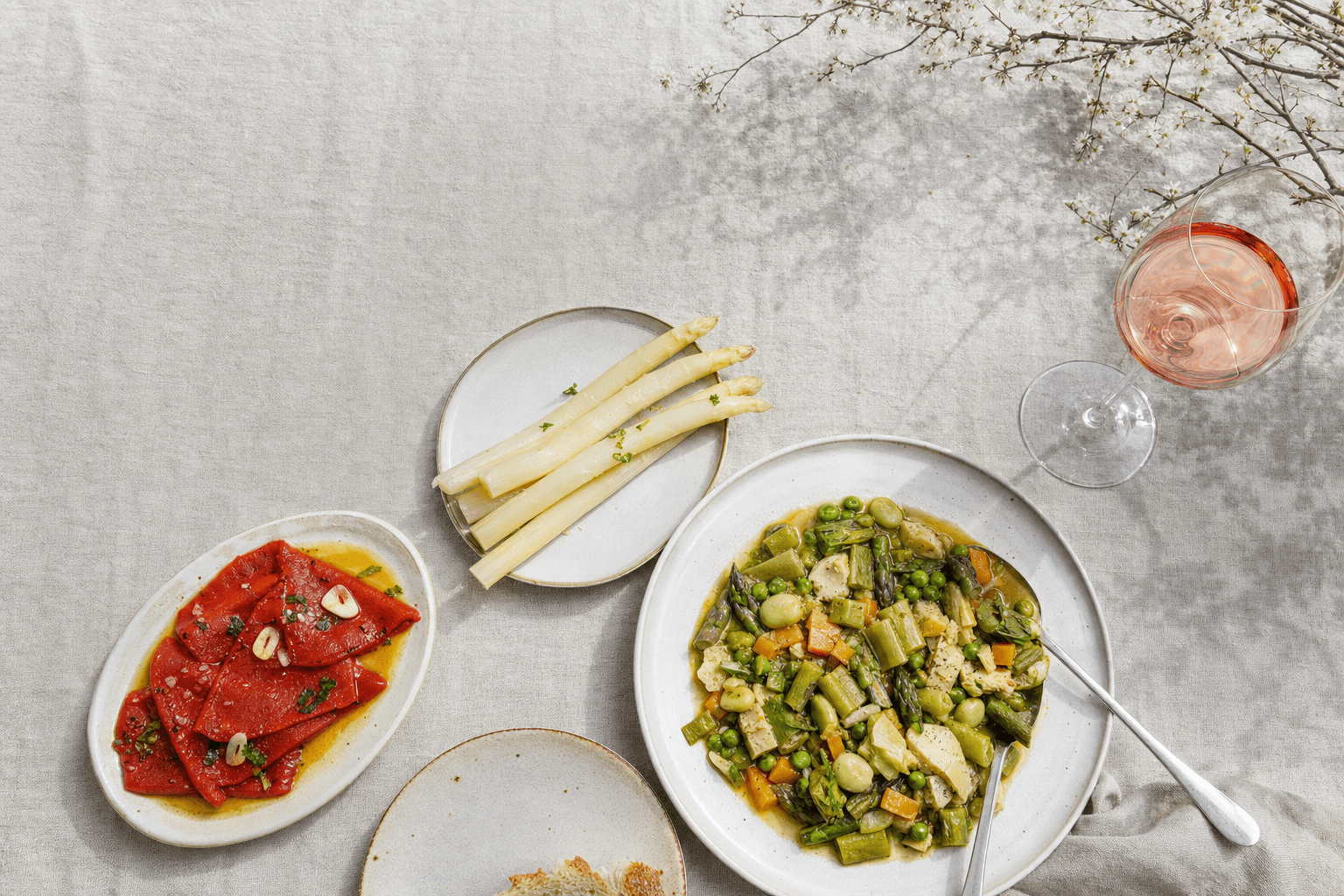 Menestra de verduras de Tudela con espárragos y pimientos del piquillo de Navarra