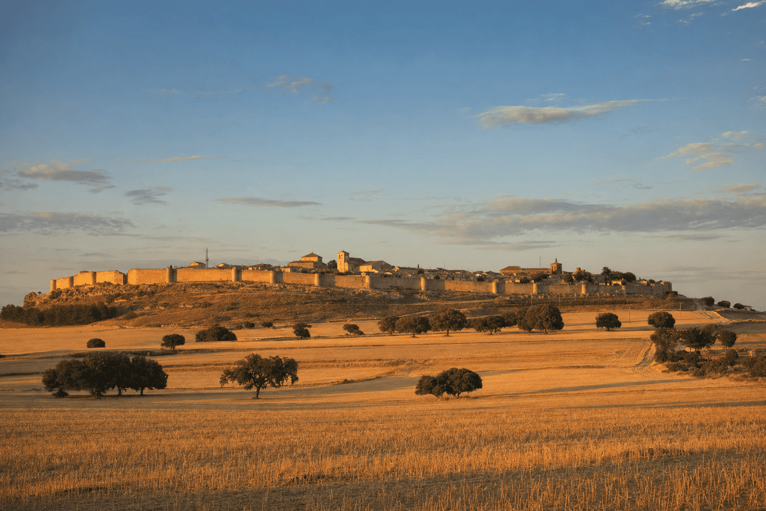 Villa amurallada de Urueña sobre la llanura castellana al atardecer
