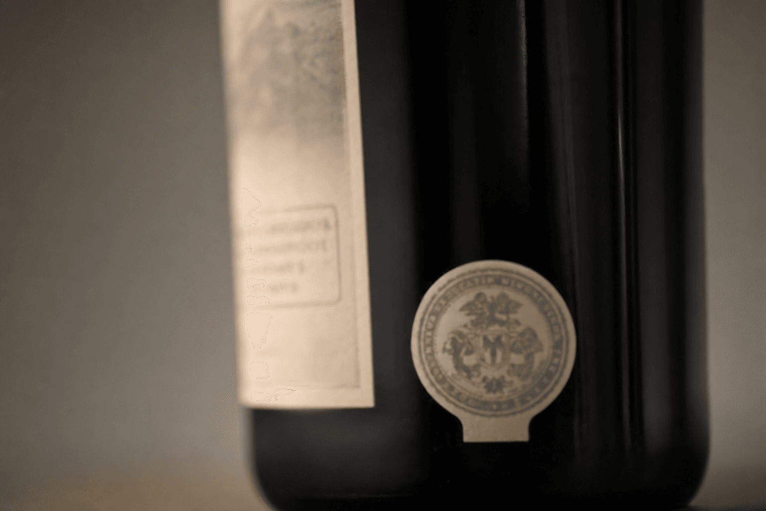 Contraetiqueta de una botella de vino con el sello del Consejo Regulador de una Denominación de Origen