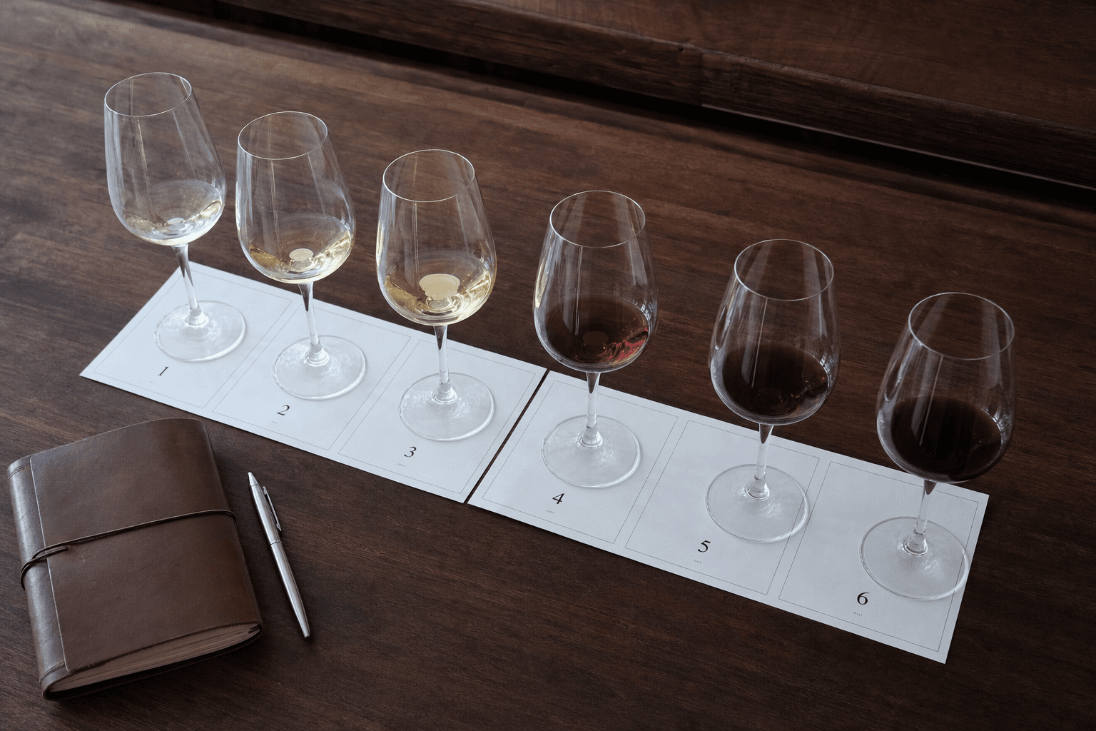 Cata a ciegas profesional con seis copas alineadas sobre mesa de cata